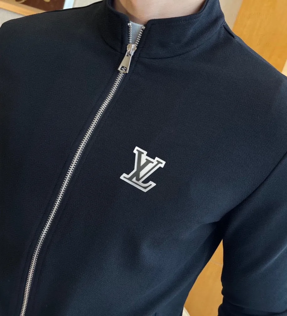 🅿️460 brand [LV Louis Vuitton] (velvet and thickened) 2025 autumn and winter new products, celebrities’ favorite fashion-flavored casual suits, clean and neat tailoring, full of urban style. Made of high-quality customized fabrics, the inner warmth is excellent, the hand feels soft and dry, and the upper body effect is crisp and stylish. The three-dimensional cutting process and the pattern are all of high standards, and the silhouette version has the right benefits! It is not tight at all, and you feel good when you wear it. So many top-quality raw materials create high-end products with unparalleled value. It is the first choice for high-end fashion people. (Size: M-4XL can wear up to 200 pounds)